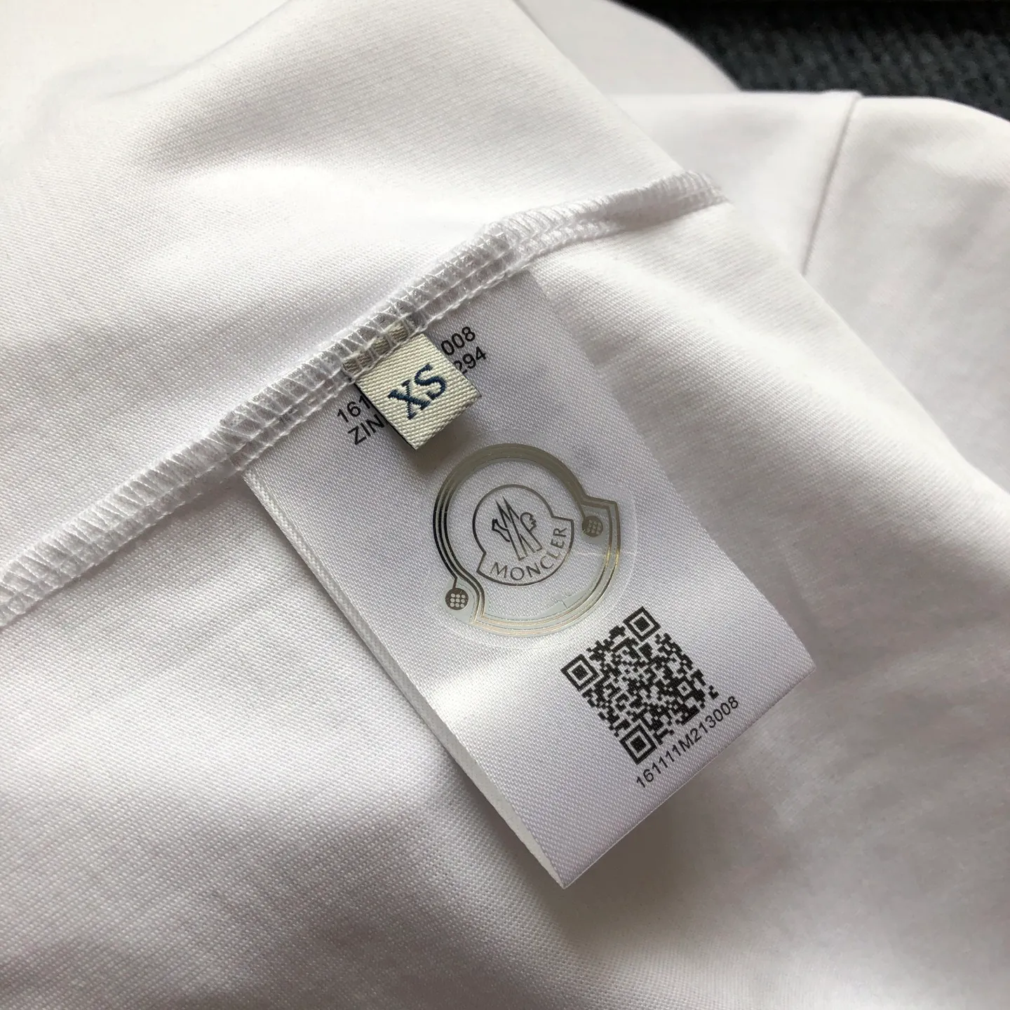 Moncler/ 2026 New Arrival logo T ⚠ ⚠ Quality⚠ Same Style logo ， ， Versatile Same Style Quality : White Black Size : XS ～ L XS : 110 70 58.5 21.5 S : 114 72 60 22 M : 118 74 61.5 22.5 L : 122 76 63 23